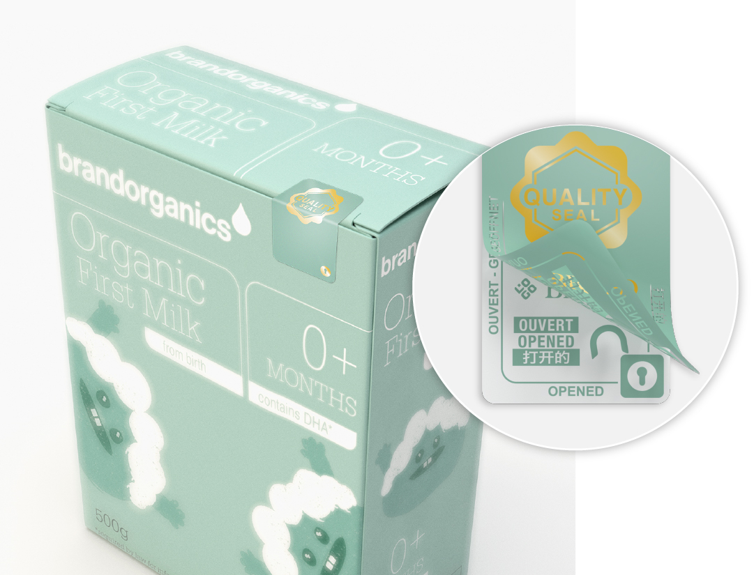 一盒绿色“Brandorganics有机初生婴儿奶粉”的顶部盖子上印有防篡改质量印章。放大后的图片可以清晰地看到“已开封”的防伪效果。该防伪标签包含“Quality Seal”标识和清晰的防篡改设计,确保产品完整性和消费者信任度。